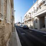 Da via Almirante ci spostiamo ora sulla parallela via Caladoria. Presenta un susseguirsi di palazzine moderne a uno o due piani, abitazioni monofamiliari e villini